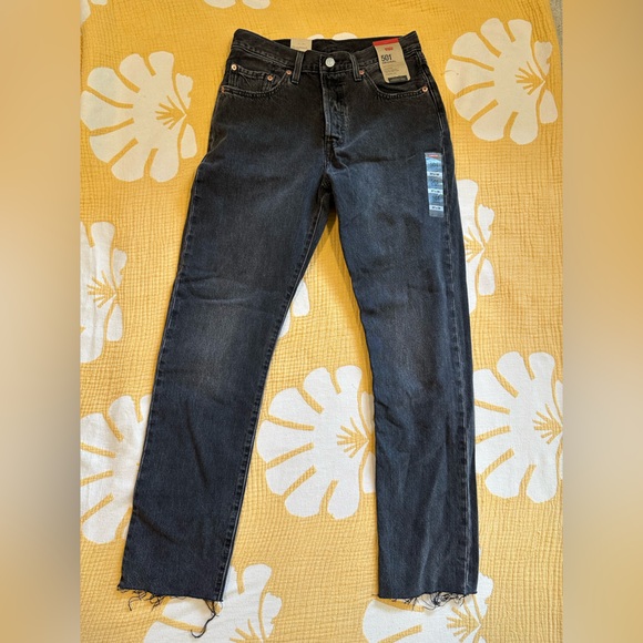 NWT! Levi's Women's 501 Original Fit Jeans - Picture 4 of 6